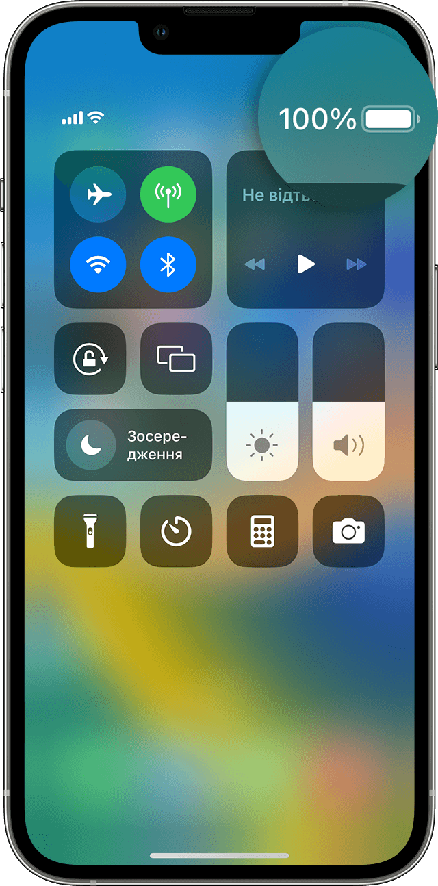 Зображення екрану iPhone із Центром керування, де показано, що акумулятор заряджено на 100%