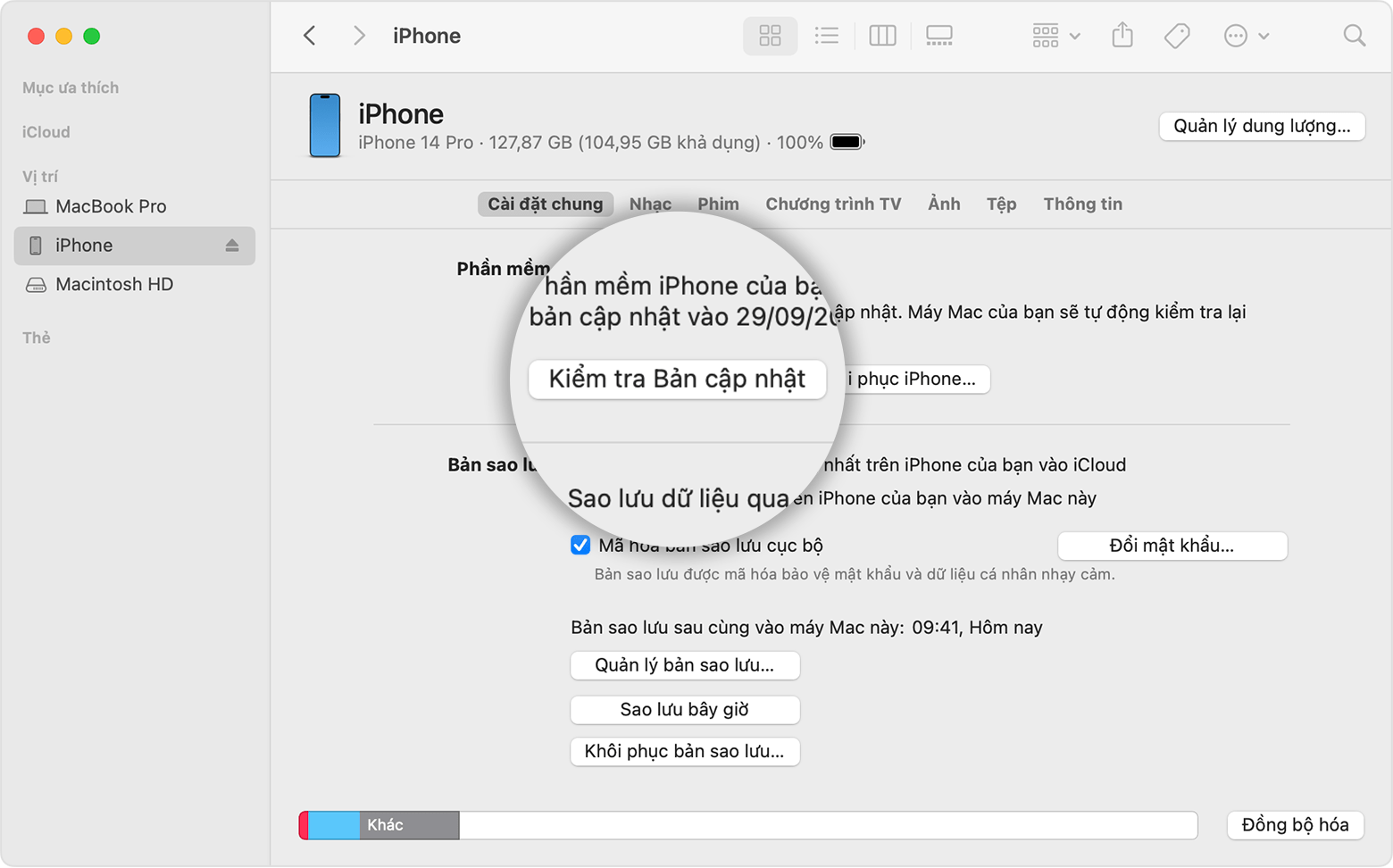 Màn hình máy Mac cho thấy cách sử dụng Finder để kiểm tra dung lượng trên thiết bị iOS