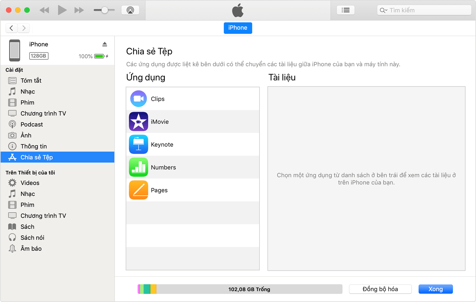 Cửa sổ iTunes với iPhone được kết nối và Chia sẻ tệp được chọn từ danh sách.