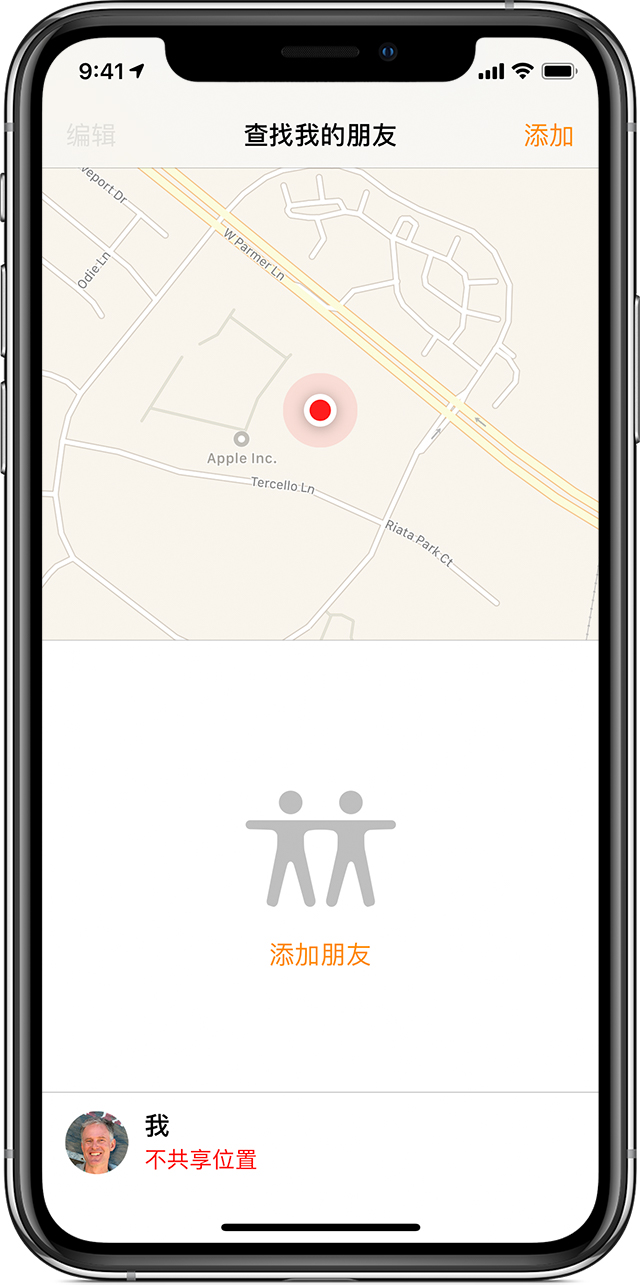 iPhone 屏幕，其中显示了地图上用红色圆点表示的 iPhone 位置。