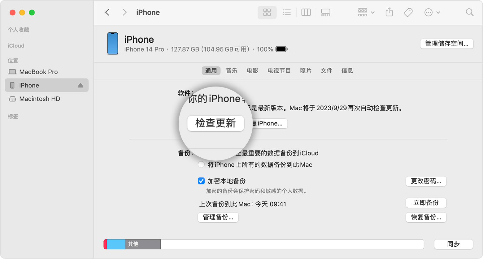 一台 Mac 的屏幕显示了如何使用“访达”检查 iOS 设备上的储存空间
