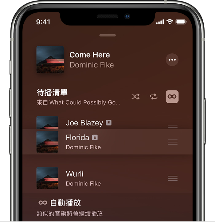 iPhone 顯示使用者在「待播清單」畫面重新排列音樂